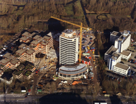 841614 Luchtfoto van de in aanbouw zijnde Provincietoren bij het Provinciehuis (links, Galileïlaan 15) te Utrecht. ...
